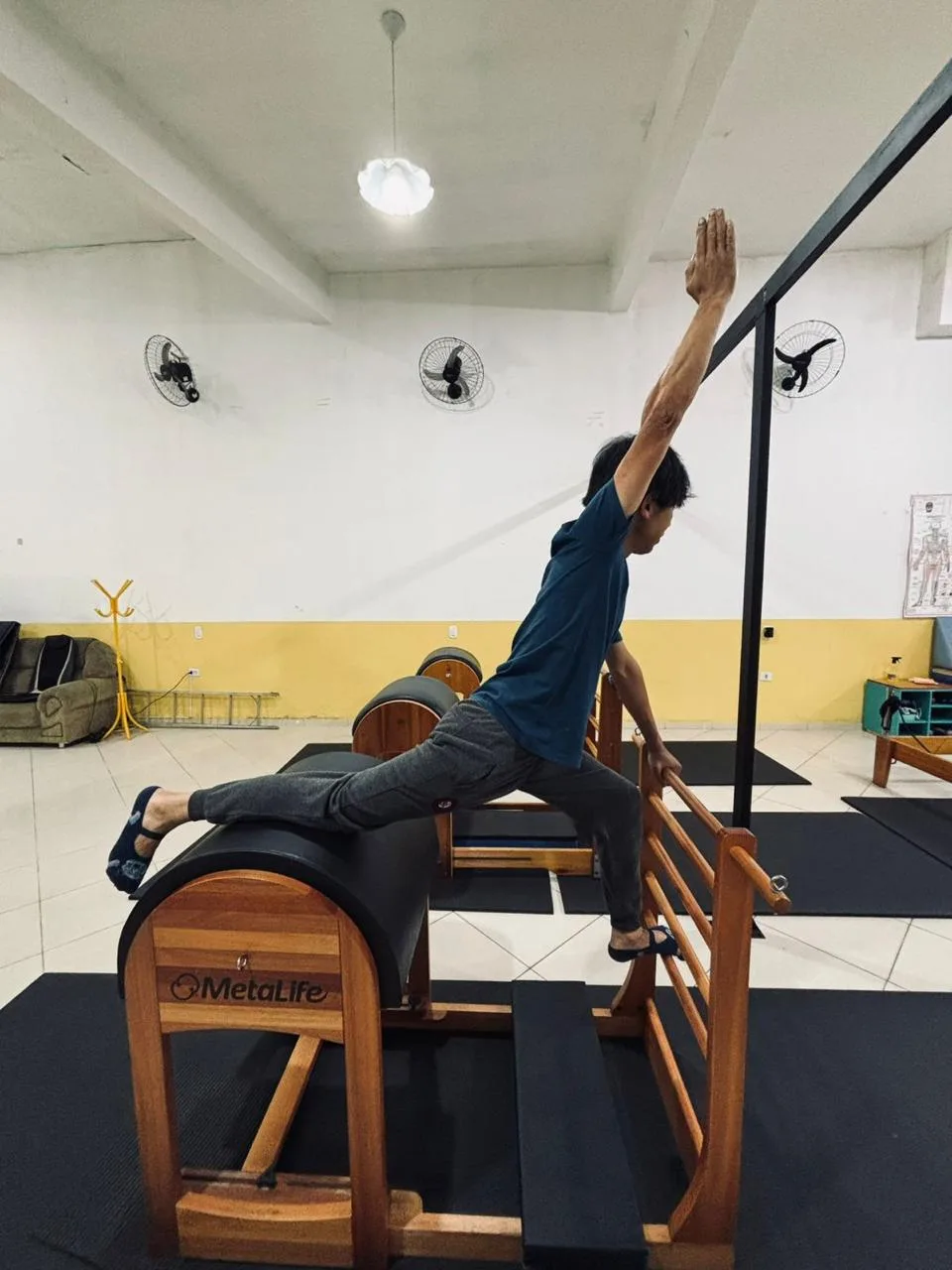 Aluno em exercício no Ladder Barrel