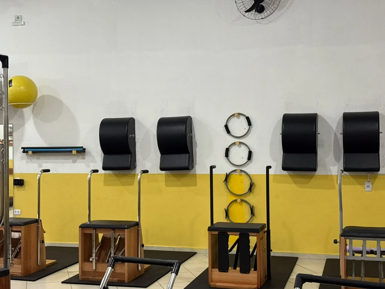 Wunda Chairs e acessórios organizados no Studio Lótus