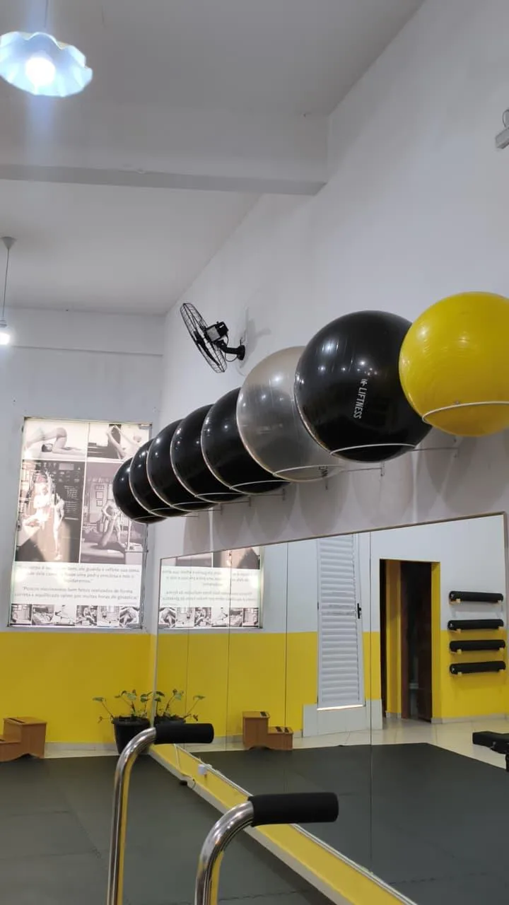 Bolas suíças e espelhos da sala de aula